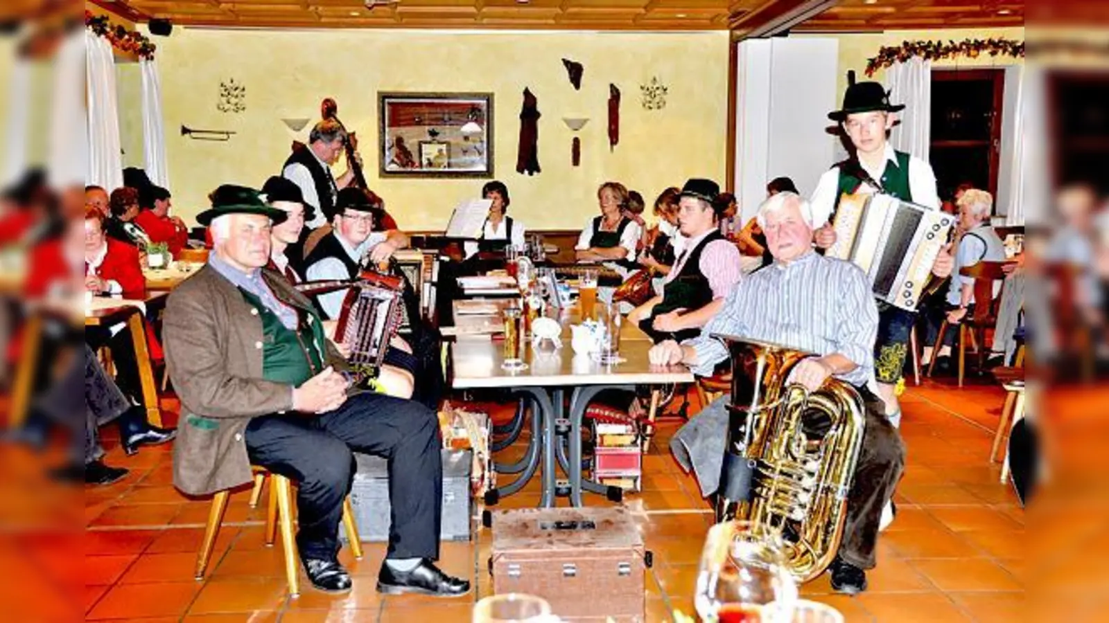 Franz Pabst (l.) ist einer der größten Fans seines Stammtisches. Im Oktober war unter anderem das Duo Leo &amp; Lutz (r.) dabei.	 (Foto: Sybille Föll)