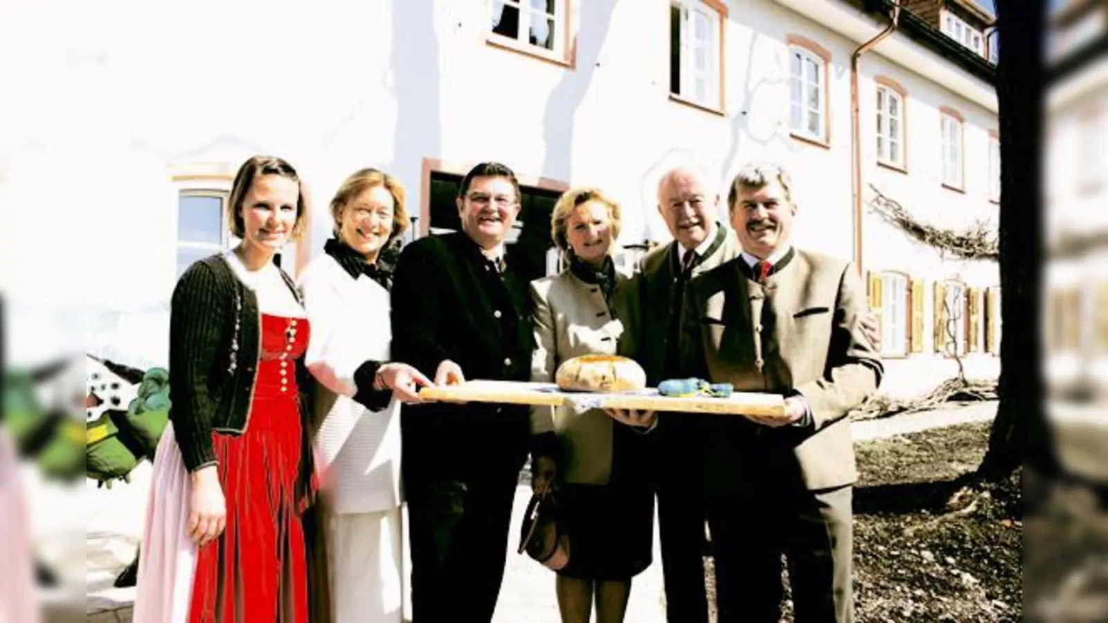 Freuten sich über die Einweihung des Herrenhauses: (v. l.) Ursula Inselkammer, Landrätin Johanna Rumschöttel, Staatssekretär Franz-Josef Pschierer, Angela und Franz Inselkammer sowie Bürgermeister Johann Eichler.   (Foto: Woschée)