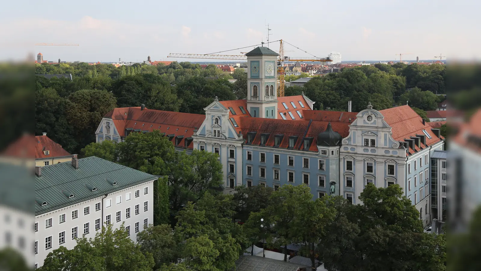 Bitte beachten: Das Landratsamt München und seine Außenstellen in München und Grasbrunn öffnen am 27. Dezember nicht. (Foto: Henning Schlottmann, CC BY-SA 4.0)