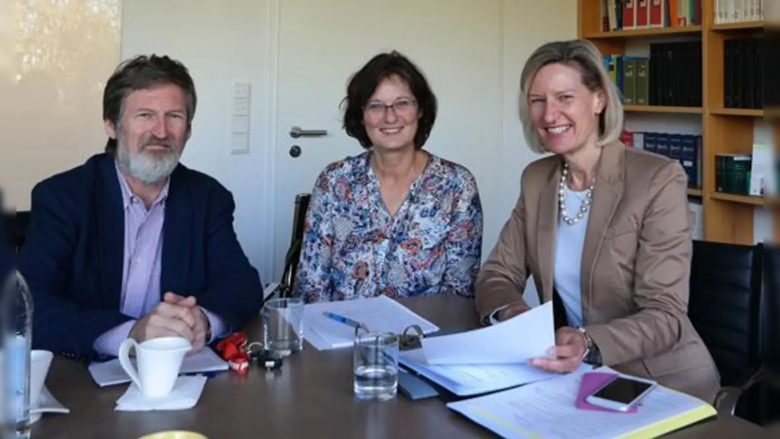 Die Europaabgeordnete Angelika Niebler (rechts im Bild) sprach in ihrem Zornedinger Büro mit Susanne Höpler und Peter Pernsteiner über die Möglichkeiten zur Verbesserung des Lärmschutzes am Brennerzulauf.  (Foto: Claudia Oberhauser)