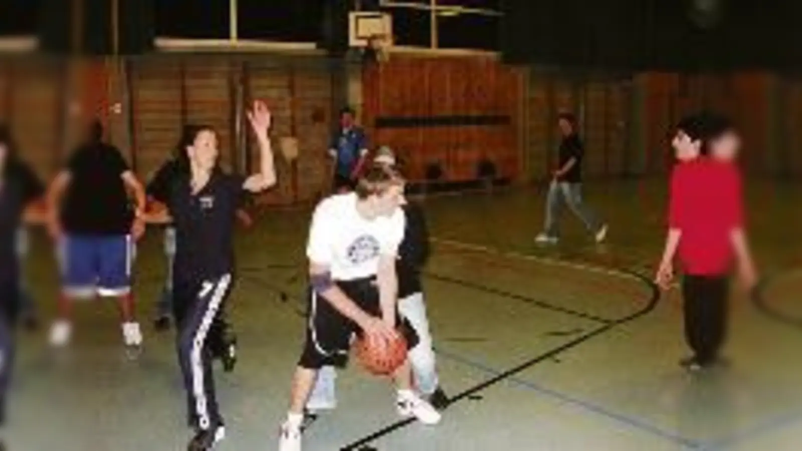 Sich austoben, miteinander reden und spielen, dabei aber Regeln einhalten: »BuM« in der Knappertsbuschschule. Links: Michaela Kaiser, die das Projekt drei Jahre geleitet hat und nun von Barbara Zeidler abgelöst wurde.	  (Foto: Privat)