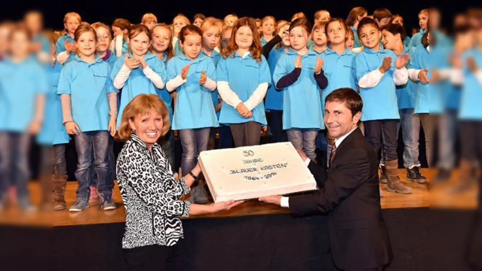 Die Geburtstagstorte der Gemeinde für die Schule überreichte Bürgermeister Andreas Kemmelmeyer an Rektorin Angelika Hillen.	 (Foto: Gemeinde Unterföhring)