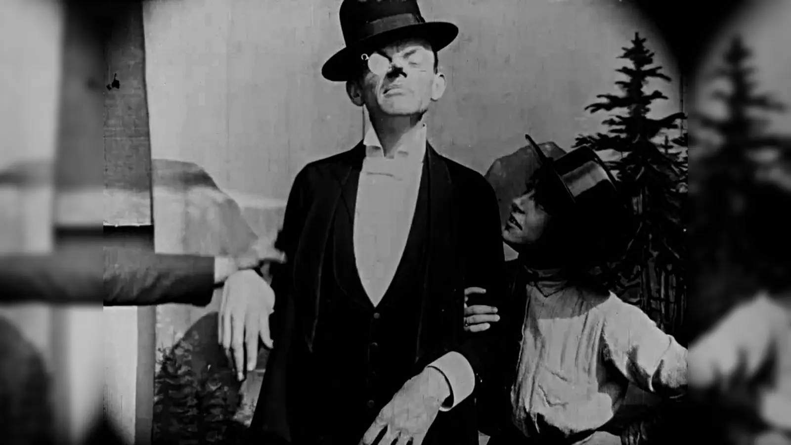 Im Film geht der „Held” alias Karl Valentin mit seiner Freundin Mizzi (Liesl Karlstadt) auf dem Oktoberfest auch zum Fotografen. (Foto: Valentin-Karlstadt-Musäum)