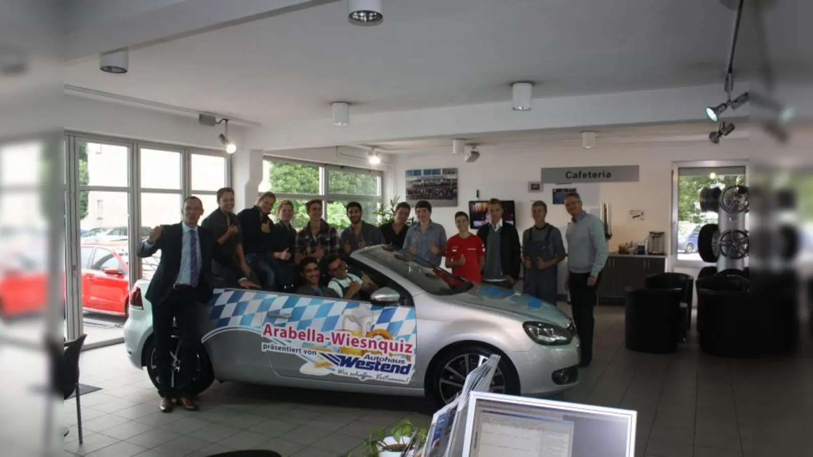 Inhaber Wolfgang Riedel (r) und Geschäftsführer Hans Jürgen Schlosser (l) stellten für das Jahr 2012 zwölf neue Azubis ein. Somit bildet das Autohaus Westend zuzeit insgesamt vierzehn Lehrlinge aus. (Foto: pi)