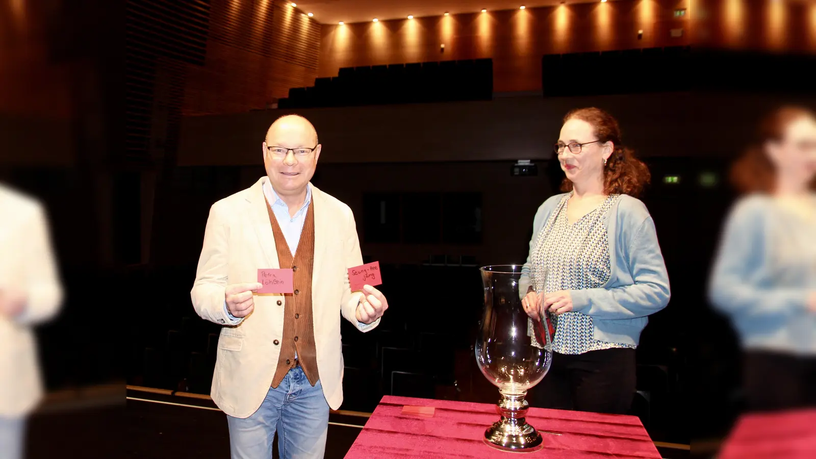 Bürgermeister Hermann Nafziger als Glücksfee für die Auslosung des Künstlerprogramms am 6. Oktober. Rechts Anja Fanslau vom Kulturforum Planegg. (Foto: us)