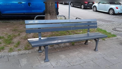 Neben vielen Sitzbänken im Viertel, wie etwa am Laimer Kreisel oder an der Ecke Lautensackstraße / Agnes-Bernauer-Straße fehlen nach Ansicht des Bezirksausschusses Mülleimer. (Foto: kö)