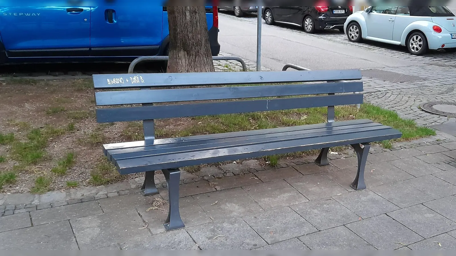 Neben vielen Sitzbänken im Viertel, wie etwa am Laimer Kreisel oder an der Ecke Lautensackstraße / Agnes-Bernauer-Straße fehlen nach Ansicht des Bezirksausschusses Mülleimer. (Foto: kö)