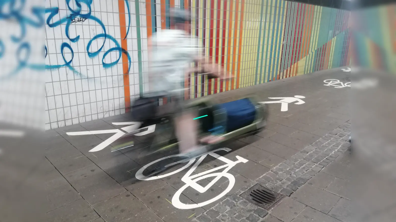 Neue Piktogramme in der Röhre: Trotz der Fahrradsymbole ist die Röhre ein Gehweg. Fußgänger haben hier immer Vorrang, Radler müssen für sie warten oder anhalten, wenn es nötig ist. (Foto: job)