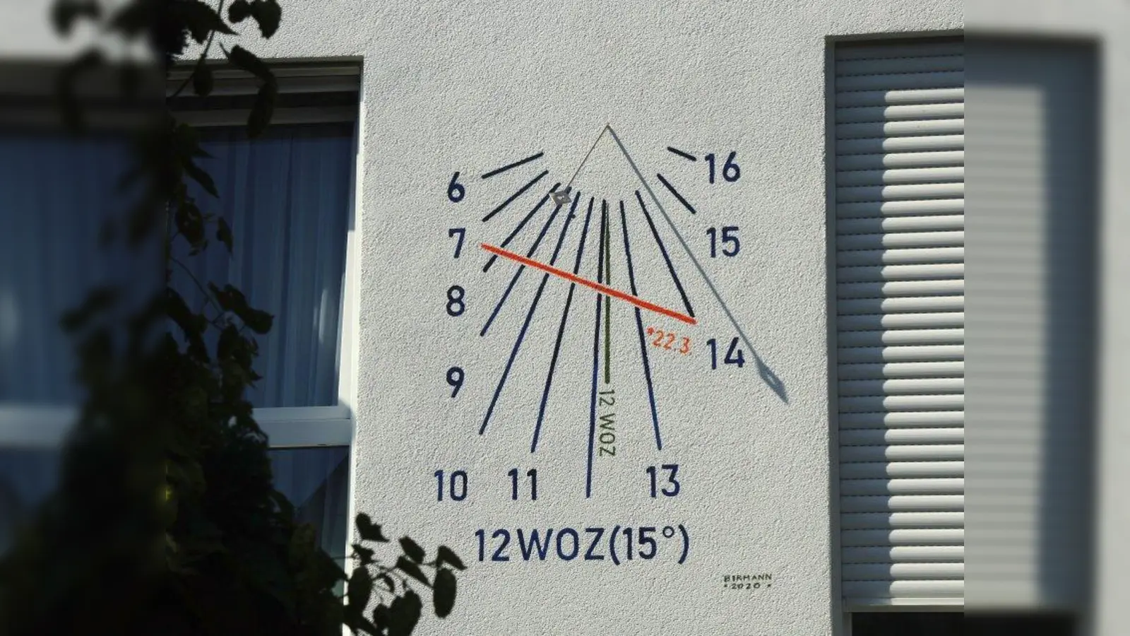 Ein Unikat: die neue Sonnenuhr am Wohnhaus in Neuaubing. Auf der orangen Linie lässt die Sonne am 22. März - dem Geburtstag des Beschenkten - einen Lichtpunkt entlangwandern. (Foto: Carmen E. Kühnl)