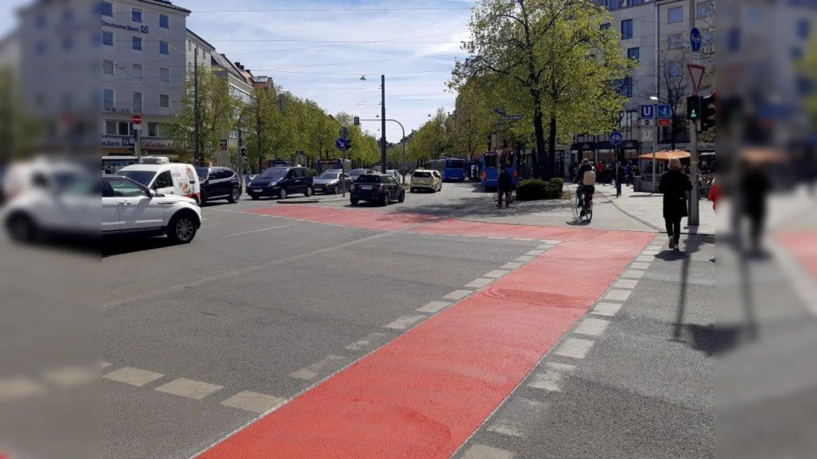Am Rotkreuzplatz wurden die Fahrradwege rot markiert. Damit soll nach Angaben der Stadt die Verkehrssicherheit erhöht werden. (Foto: LHM)