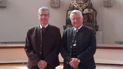 Die Brüder Ade (links im Bild) und Andi Lackermeier laden zu ihrem traditionellen Bairischen Hoagarten ein. (Foto: kö)