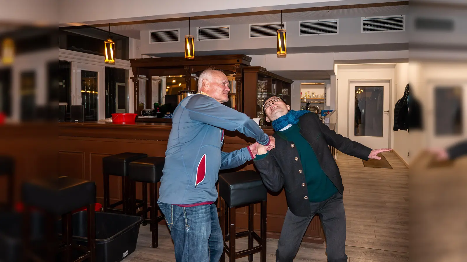 Ju-Jutsu-Trainer Helmut Kreppel zeigt hier, wie man einen Angreifer abwehrt. Der angebotene Kurs ist hauptsächlich für Senioren geeignet.  (Foto: René Weil Photography)