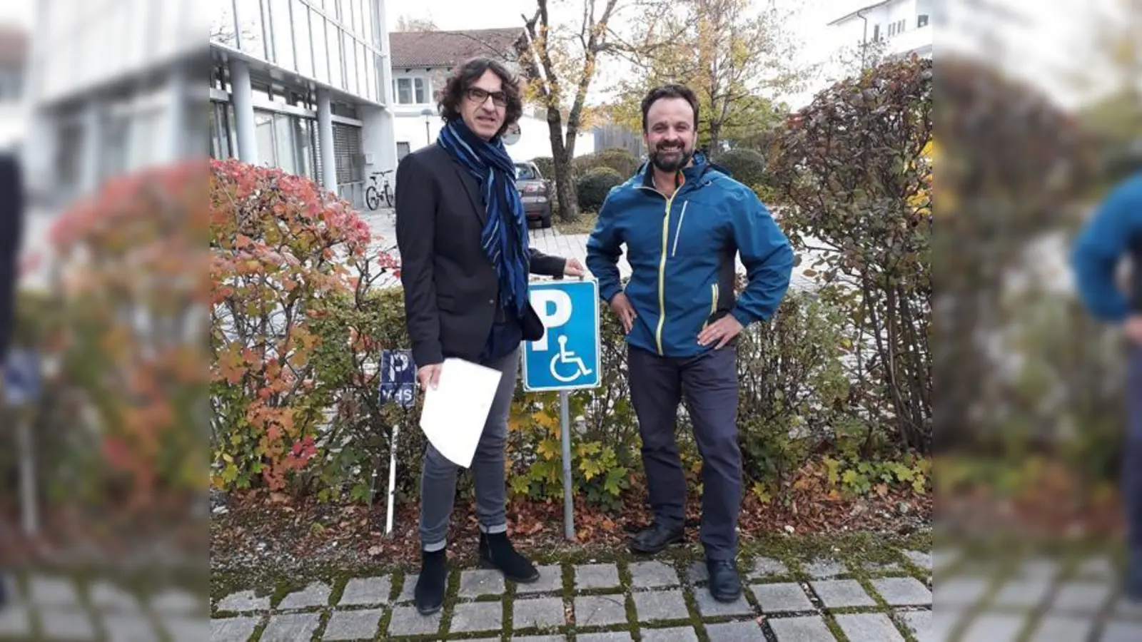 Freuen sich über weiteren Schritt hin zur Barrierefreiheit: Die Geschäftsführer Bernd Kölmel (Musikschule) und Helmut Ertel (Volkshochschule).  (Foto: vhs)