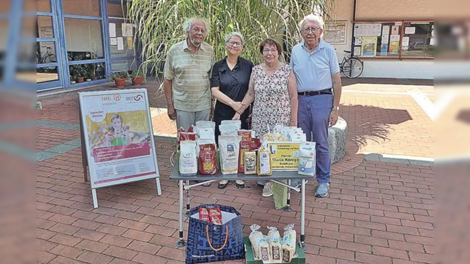 Stolz präsentiert das Team vom Arbeitskreis die Spenden an die Tafel: Günter Glier, Maria Herber, Renate Glier und Roland Gebert (v. l.).	 (Foto: Felix Edelmann)