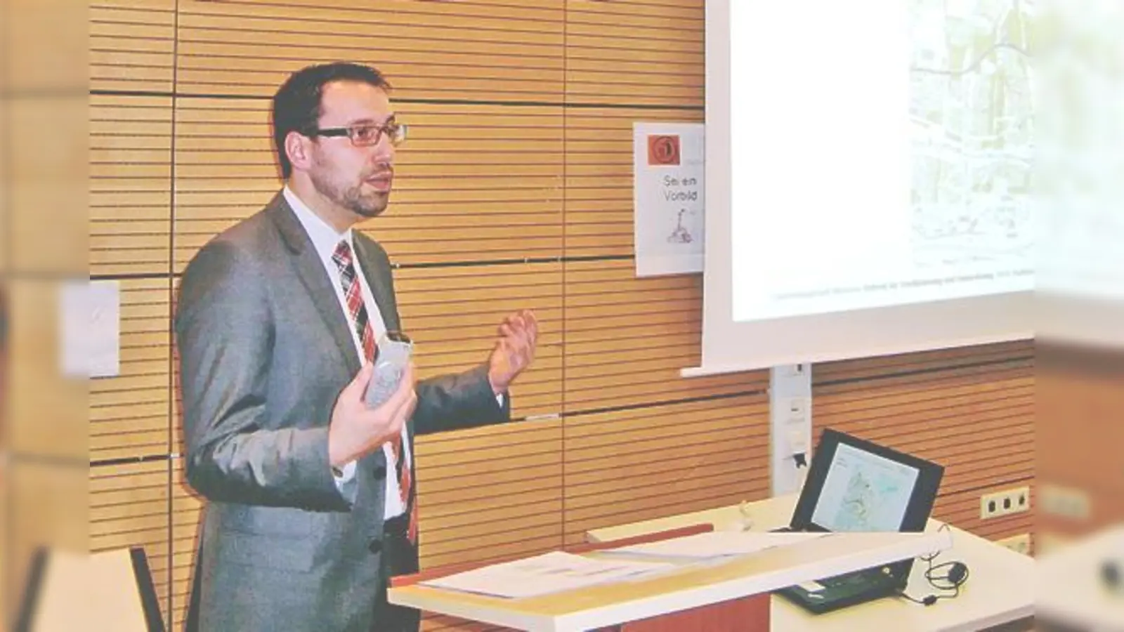 Michael Hardi vom städtischen Planungsreferat erläutert die Anschlussmöglichkeiten per U-Bahn oder Straßenbahn des künftigen Wohnviertels östlich der  S-Bahnlinie zum Flughafen.	 (Foto: hgb, Referat für Stadtplanung und Bauordnung)