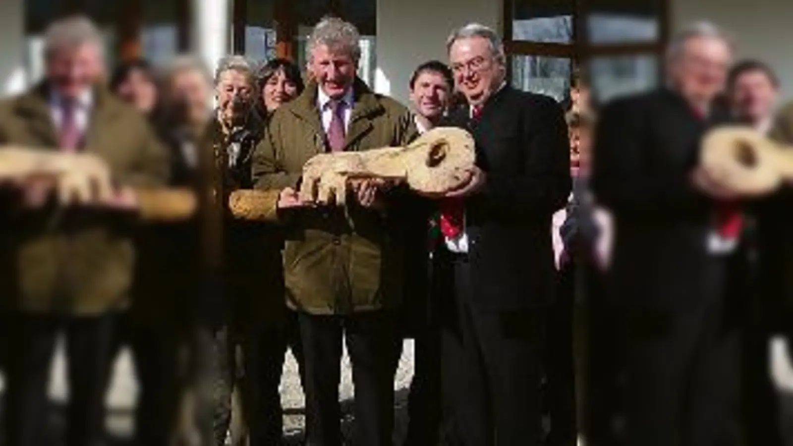 Die Unterföhringer Mietwohnungen mit Betreuungsangebot sind bezugsfertig: Rathauschef Franz Schwarz bei der Schlüsselübergabe.	 (Foto: Gemeinde)