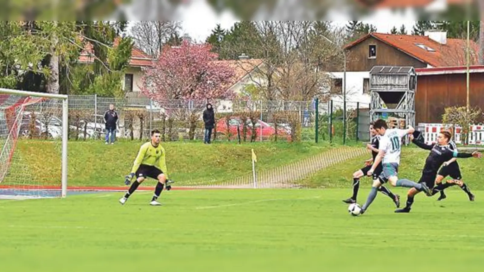 Julian Allgeier setzte sich im Strafraum zwar durch, schoss dann aber an die Querlatte 	 (F.: Kopp)