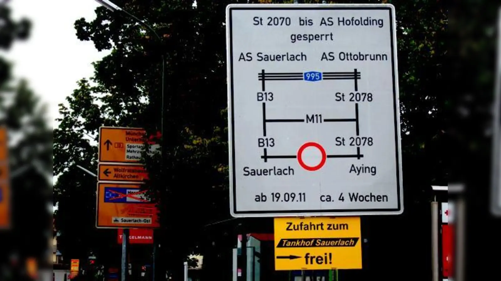 Besser mehr Zeit einplanen: Durch die Sanierung der Staatsstraße 2070 kann die Ortsdurchfahrt in den nächsten Wochen länger dauern.	 (Foto: Pietsch)