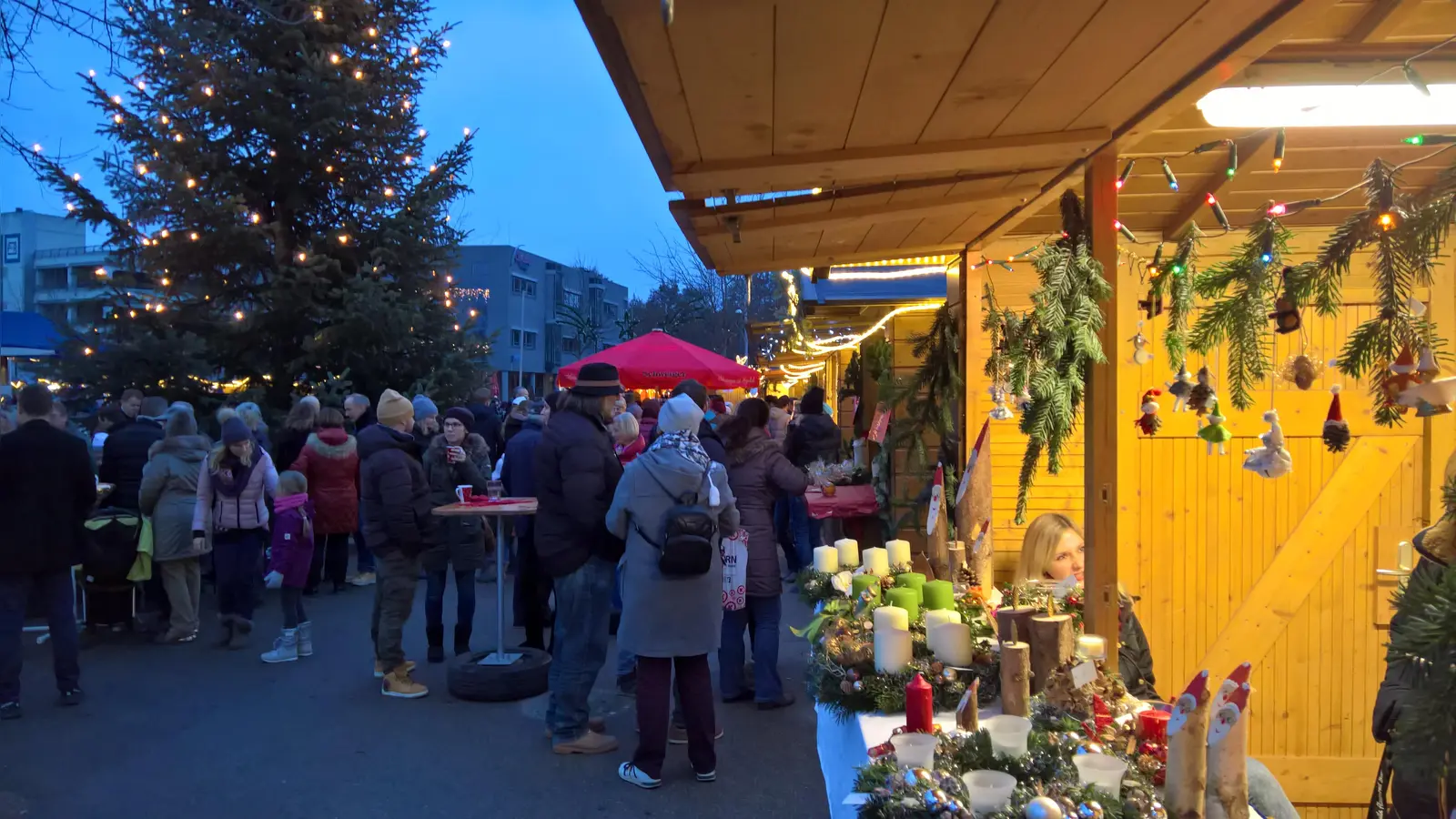 Die Zeit der Christkindlmärkte beginnt: So werden auch um den großen Christbaum am Poinger Marktplatz 22 Buden aufgestellt.  (Foto: Thomas Schächtl)