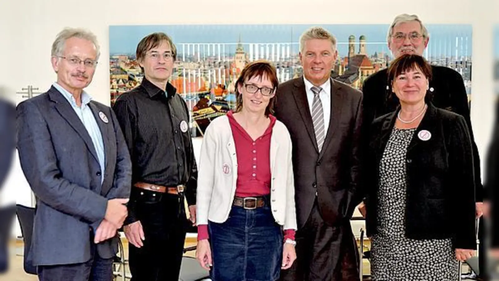 Dieter Reiter (4.v.l.) mit Vertretern des Bündnisses »AufgeMUCkt« und des Bundes Naturschutz.	 (Foto: VA)