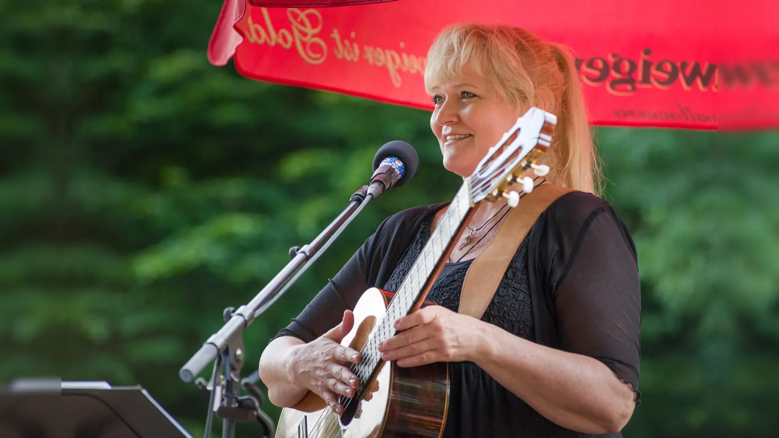 Edeltraud Rey lädt wieder zu ihren beliebten Waldkonzerten ein.  (Foto: Eugen Mayer Fotografie)