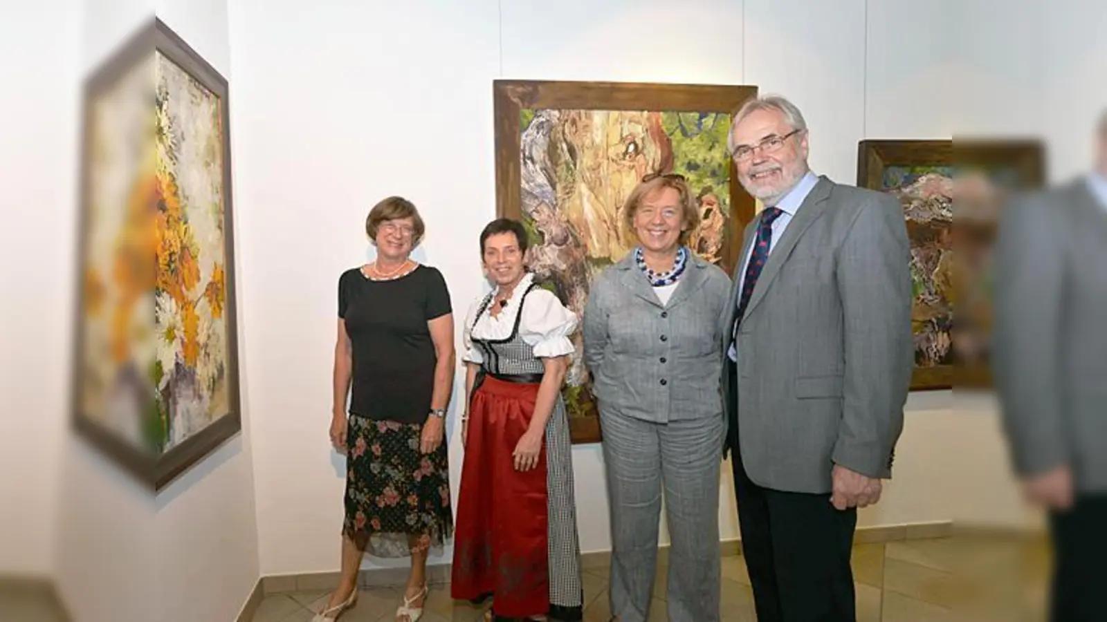 Museumsleiterin Gisela Hesse, die Landrätinnen Christine Zitzmann und Johanna Rumschöttel und Bürgermeister Michael Sedlmair (v. li.).  (Foto: C. Schunk)