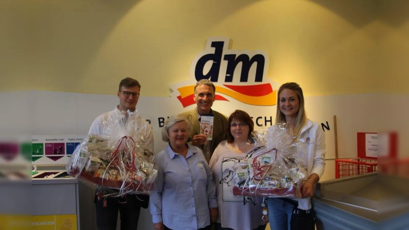 Gewinnübergabe: v.l. Tobias Schneiderbanger, Christa Reifer, Dr. Götz-Dietrich Opitz, Michaela Gulden und Sophie Pfanner, stellvertretende Marktleiterin. (Foto: lsc)