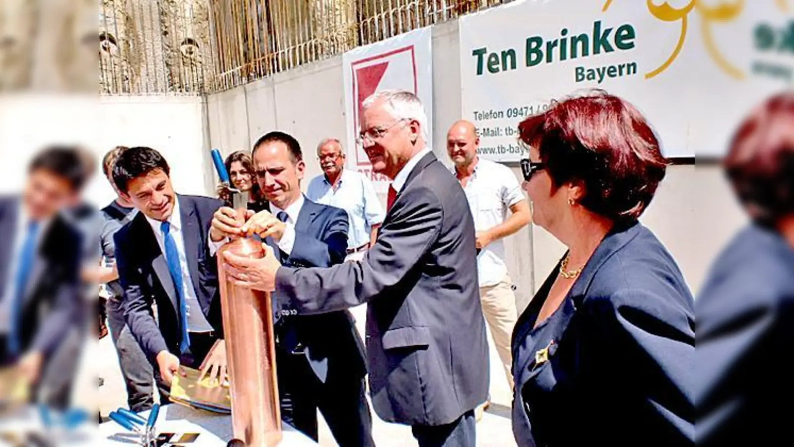 Bürgermeister Walter Brilmayer (CSU) verstaut Baupläne in einer Kupferdose.                                (Foto: VA)