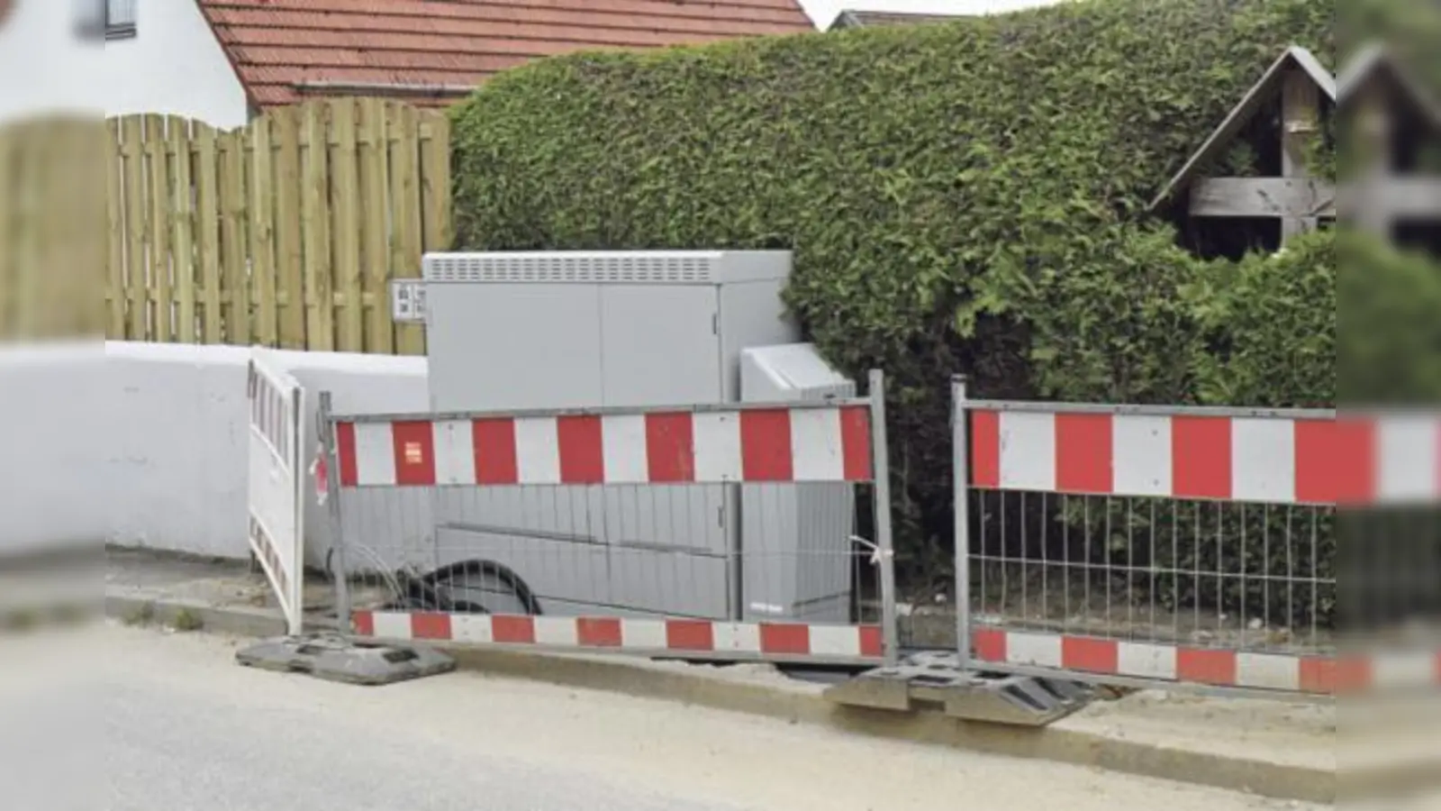 Der Ausbau des Datenverkehrsnetzes hat sichtbar begonnen, erkennbar an der Installation derartiger grauer Kästen an den Gehwegen wie hier im Ortskern von Steinkirchen. Geht es nach Martin Bayerstorfer, drückt der Landkreis jetzt aufs Gas.	  (Foto: kw)