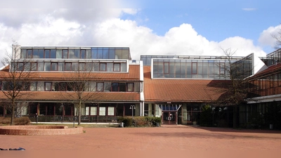 Der Zweckverband Staatliche weiterführende Schulen im Osten des Landkreises München, der auch Sachaufwandsträger des Gymnasiums Kirchheim (Foto) ist, bekommt rund 1,8 Millionen Euro erstattet. (Foto: Mathias Müller, CC BY-SA 3.0)
