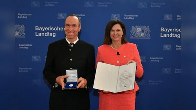 Rupert Voß, der Schreinermeister, Firmengründer, Sozialunternehmer und Unternehmensberater aus Baiern wurde vor kurzem für sein langjähriges soziales Engagement von Landtagspräsidentin Ilse Aigner geehrt.  (Foto: Bayerischer Landtag )