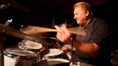 Hält den Jazz in Moosach am Laufen: Charly Antolini erzählt im Film selbst von seiner Leidenschaft für die Musik.  (Foto: Bjoern Kray Iversen)