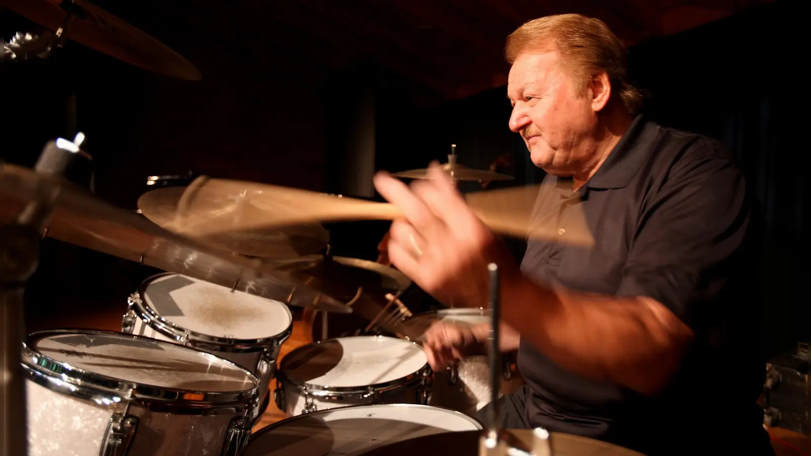 Hält den Jazz in Moosach am Laufen: Charly Antolini erzählt im Film selbst von seiner Leidenschaft für die Musik.  (Foto: Bjoern Kray Iversen)