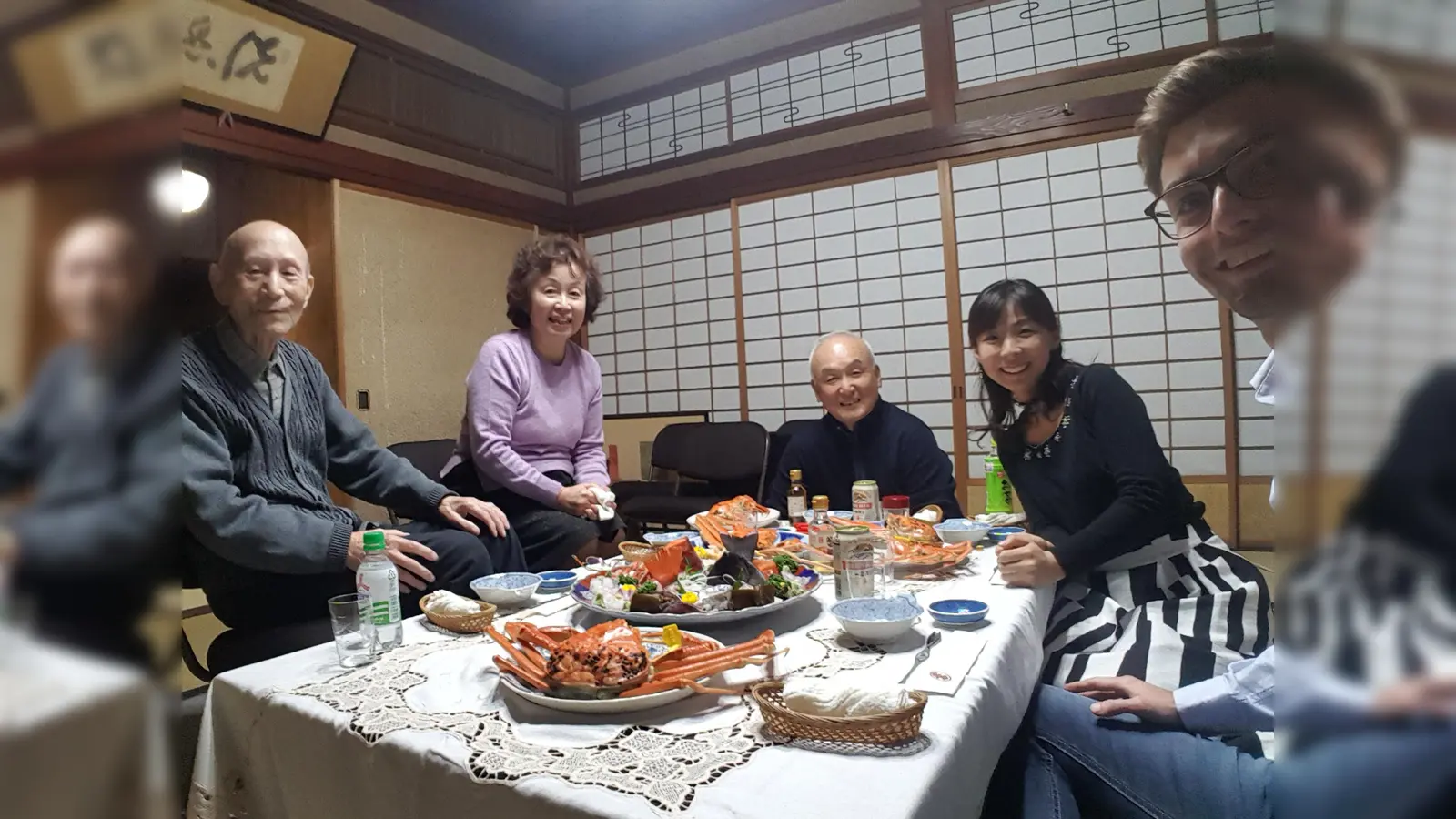 Christoph Jetter mit Familie Okamoto bei einem typisch japanischen Essen. (Foto: CJ)