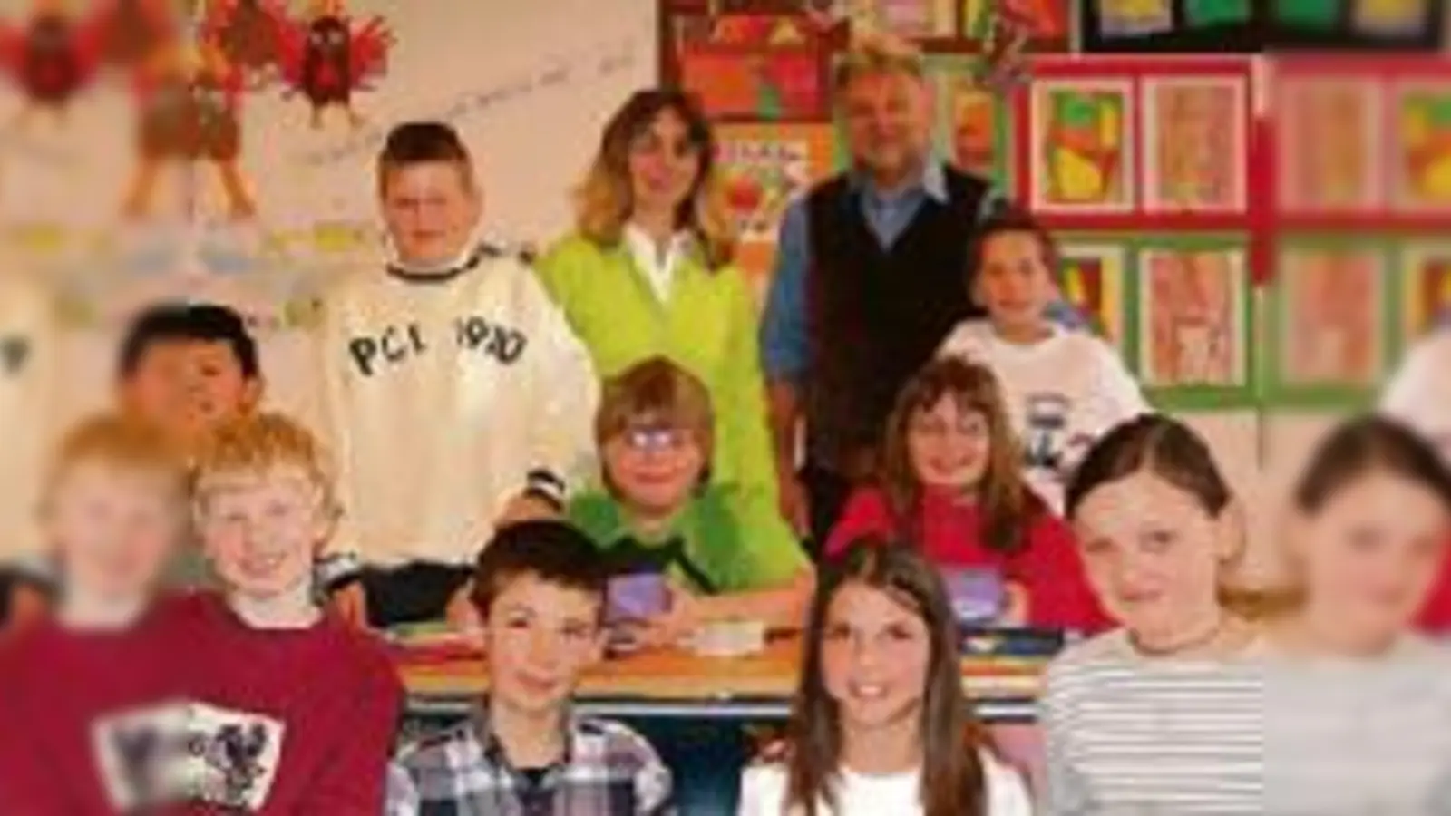 An der großen Malaktion von Stephan Müller (hinten re.) beteiligten sich zahlreiche Moosacher Grundschüler.  (Foto: Privat)