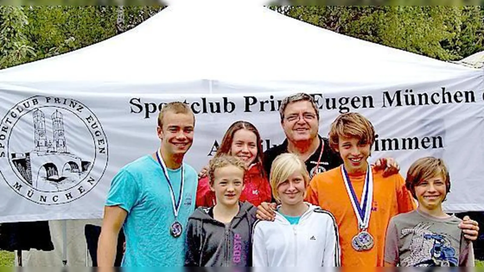 Die Schwimmmannschaft des SCPE bei den bayerischen Meisterschaften in Dachau. Im orangefarbenen  T-Shirt Shooting Star Pascal Winter mit seinen ersten Medaillen. 	 (Foto: Privat)