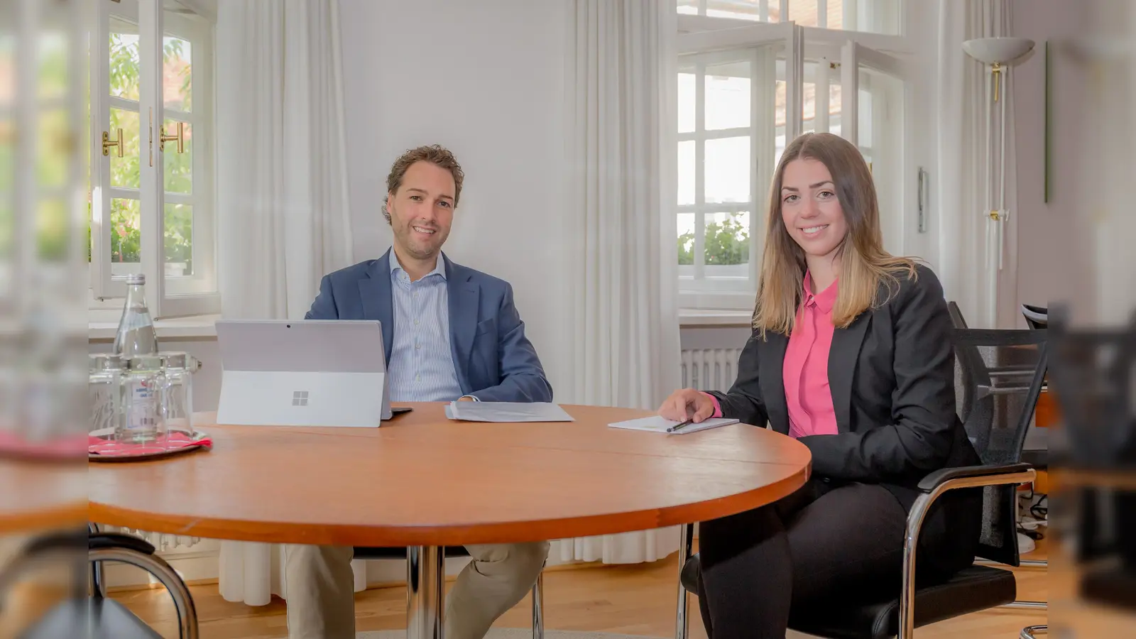 Bürgermeister Dr. Andreas Bukowski und Alicia Frey wollen gemeinsam die Wirtschaft in der Gemeinde Haar weiter ausbauen und stärken. (Foto: Janina Kufner)