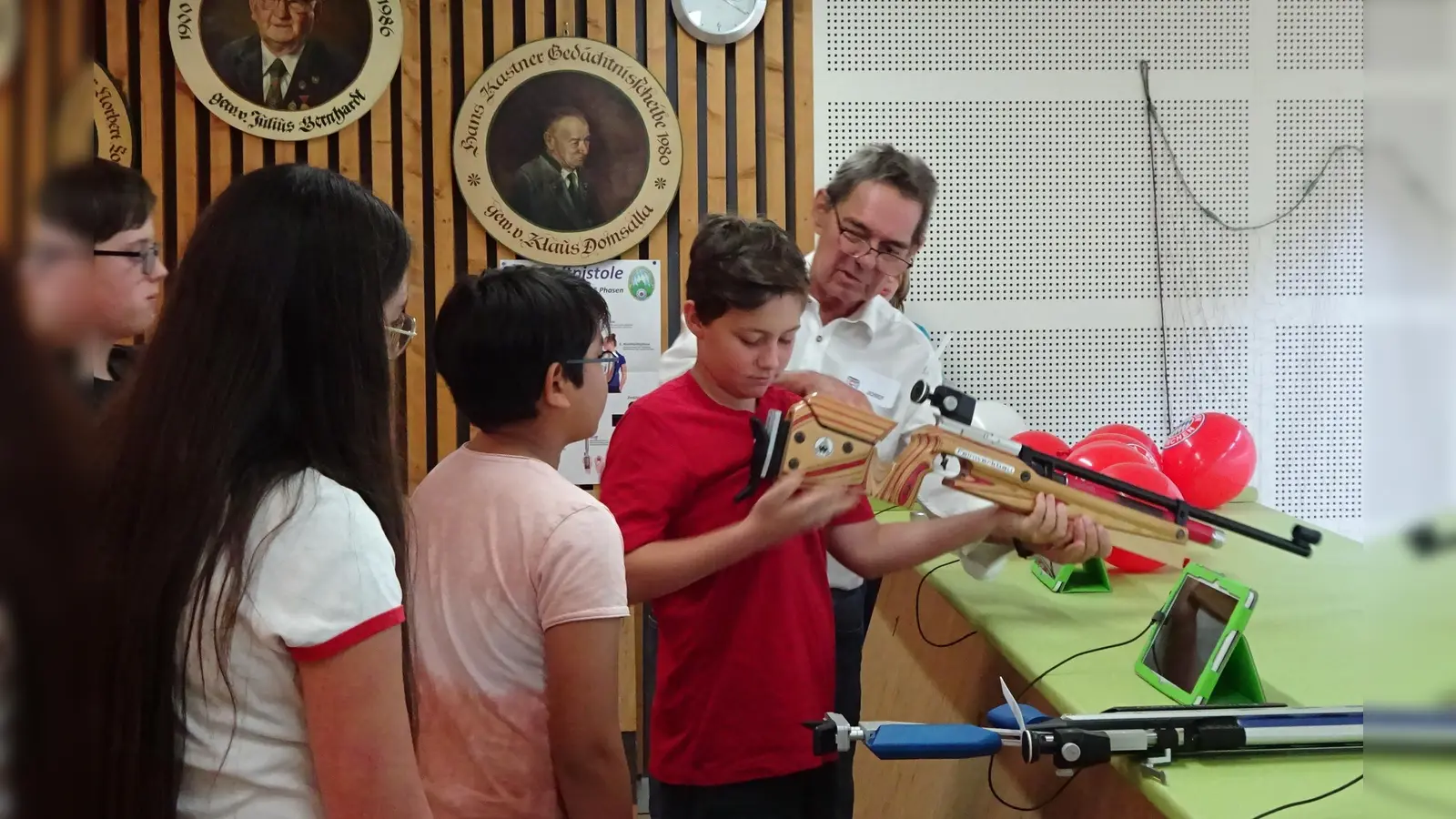 Das Luftgewehr wird genau inspiziert. (Foto: Altschützen)