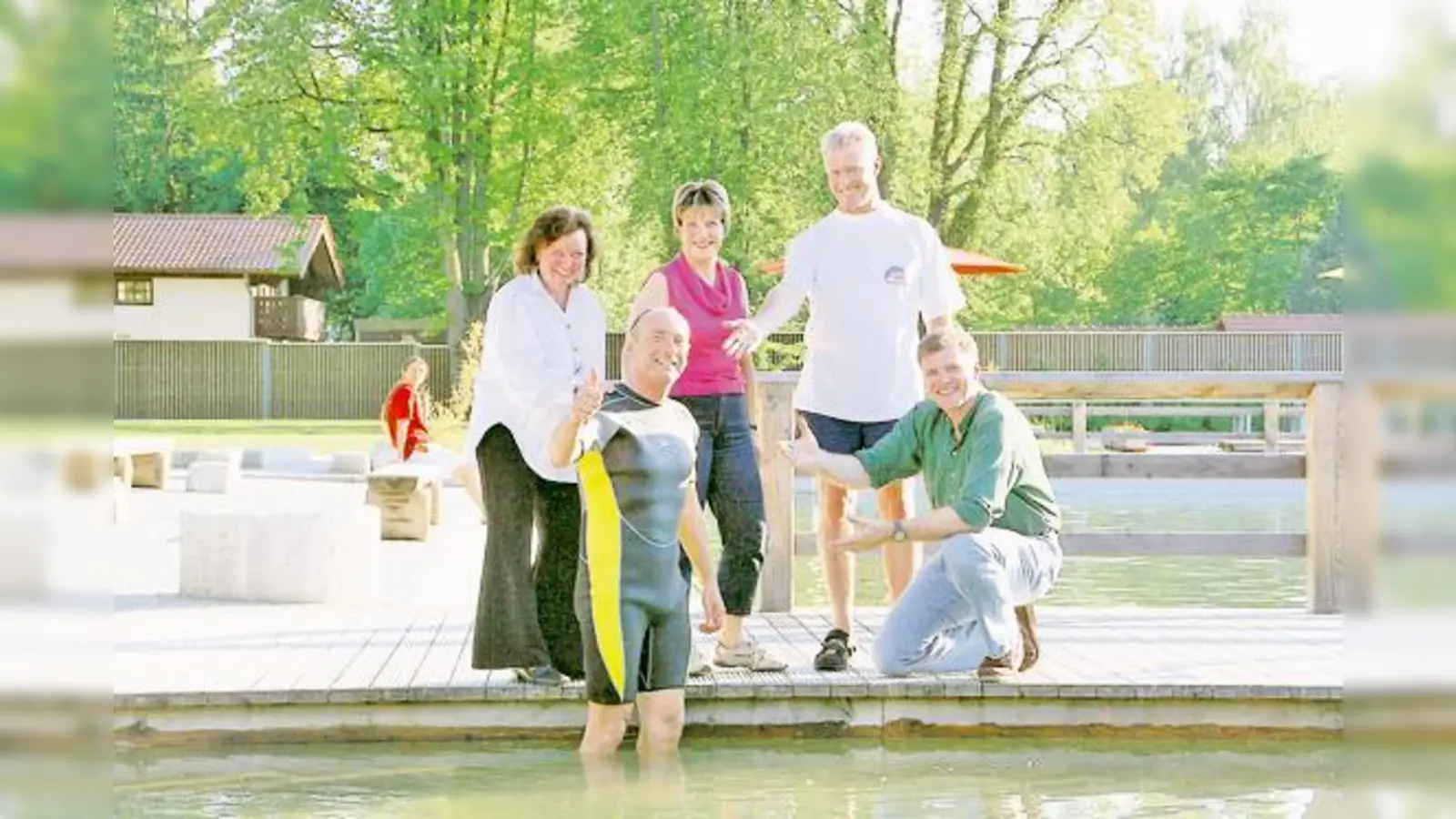 Der Vorstand der Freunde Bad Furth Iris König, Martina Kern und Stefan Schelle und Heinz Effenberger freuen sich über Badegast Hans Kosak (2. v. l.)	 (Foto: hol)