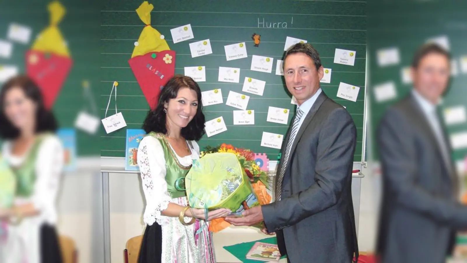 Eine riesige Schultüte zur Begrüßung: Bürgermeister Christoph Böck hieß die neue Grundschulrektorin Claudia Denzinger willkommen.	 (Foto: VA)