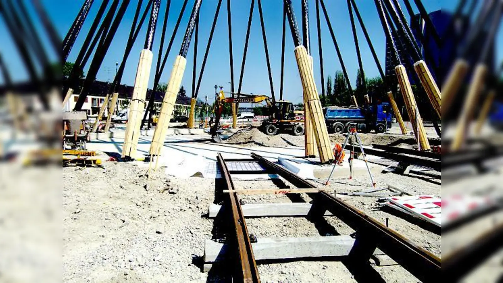 Hier gehts bald durch für die St. Emmeram-Tram  die Gleise zwischen den Stangen der Skulptur Mae West sind teilweise schon verankert.	 (Foto: ikb)