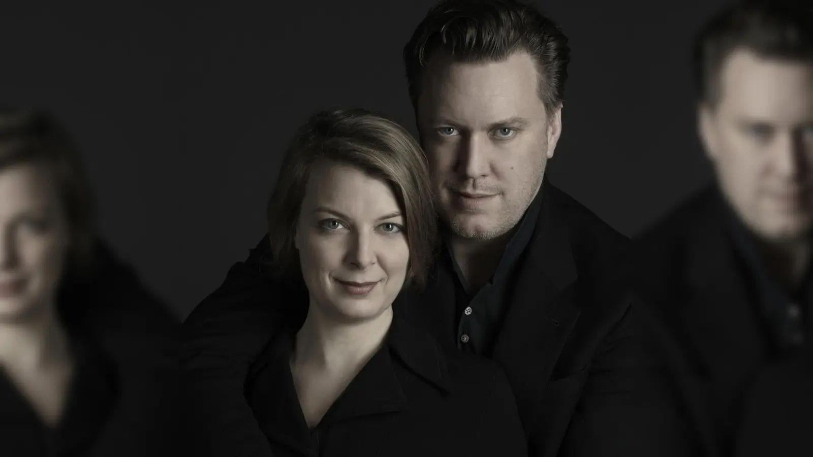 Zu Violinenklängen lassen Nicholas Ofczarek und seine Frau das gewaltige Spannungsverhältnis zwischen Lebenshunger und Kriegsdrama förmlich spüren.  (Foto: Sepp Gallauer)