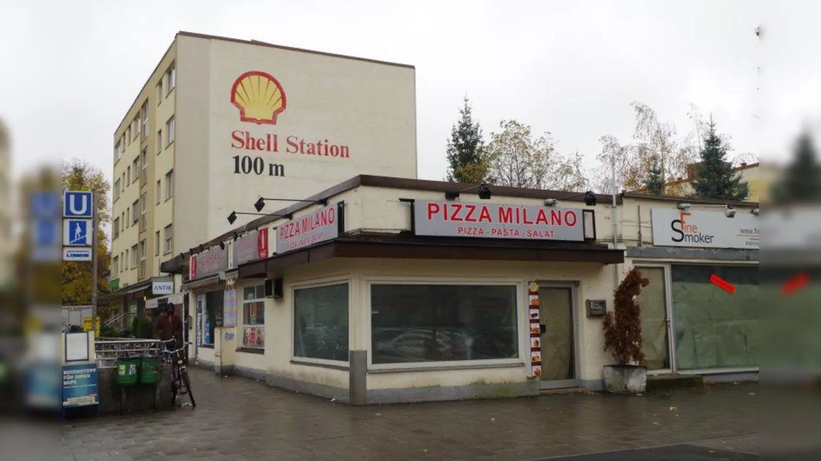 Derzeit befinden sich auf dem Grundstück in der Fürstenrieder Straße 70 noch Behelfsbauten, in denen Einzelhändler untergebracht sind. Diese Barackenlösung könnte bald einem Hochhaus weichen. (Foto: BK)