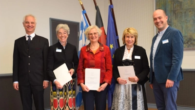 Regierungspräsident Dr. Konrad Schober (links) überreichte den Gräfelfingerinnen (von links) Petra Schaber, Mechthild Breitenbach und Helga Kornmayer Ehrenzeichen für ihr ehrenamtliches Engagement. Es gratulierte ihnen Zweiter Bürgermeister Wolfgang Balk (rechts). (Foto: Gemeinde Gräfelfing)