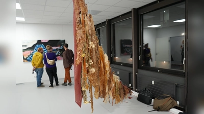 KulturBunt Neuperlach regte Künstler an, sich mit dem Thema Nachhaltigkeit zu beschäftigen. Zu bewundern sind die Werke derzeit im „Utopia”.  (Foto: Azucena Sanchez)