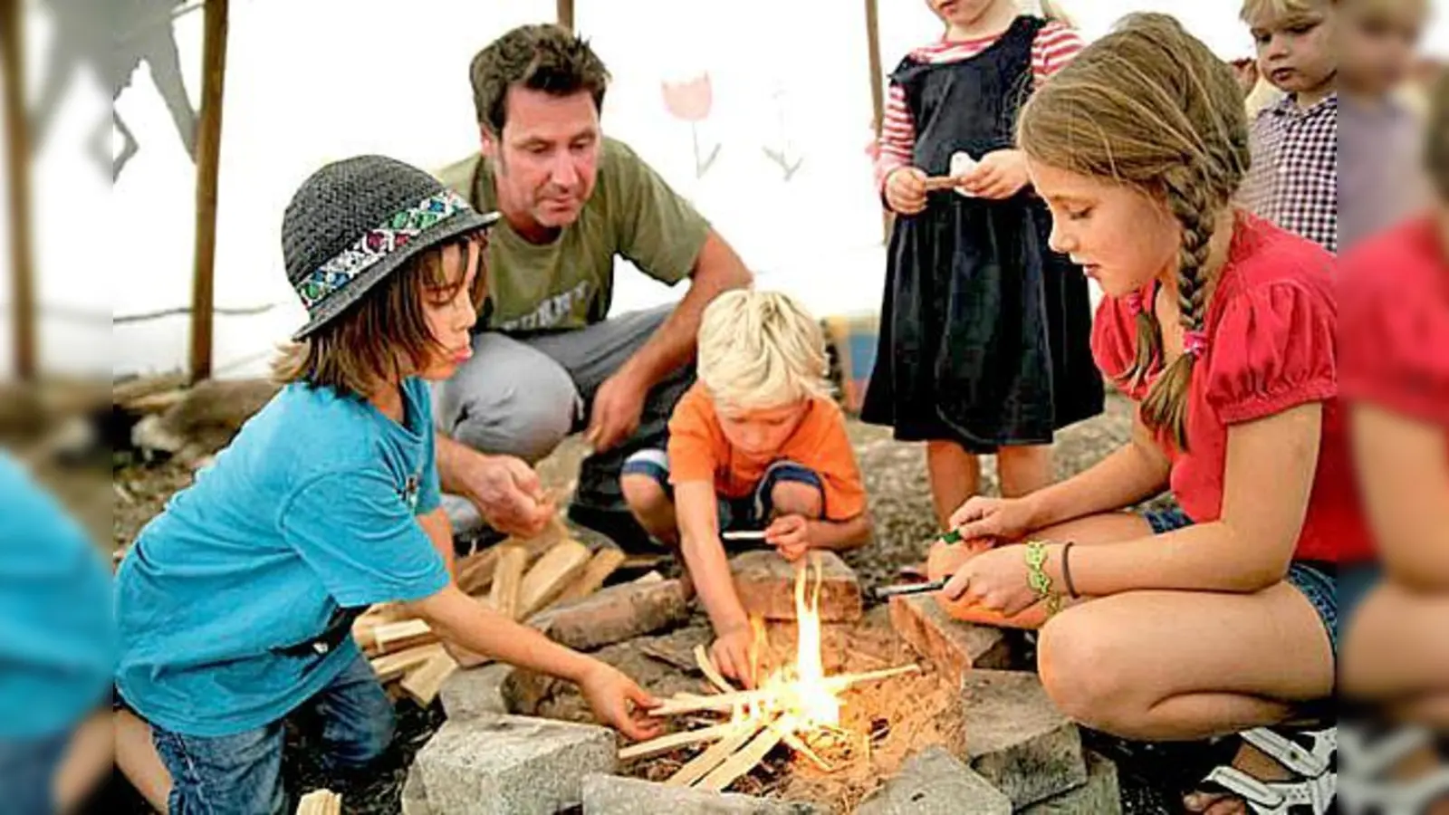 Natur pur: Auch Feuer machen gehört zu den Aktivitäten der Naturindianer. 	 (Foto: VA)