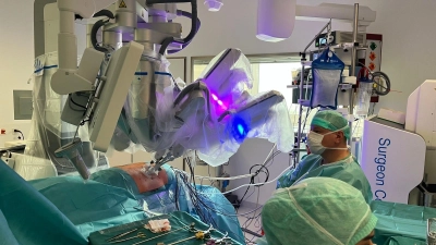 In der München Klinik Bogenhausen weltweit erstmals eine Nebennierenentfernung mit dem Shurui-System in Bauchlage durchgeführt. Der Operateur Ayman Agha steuerte das System von einer Konsole aus. (Foto: München Klinik)