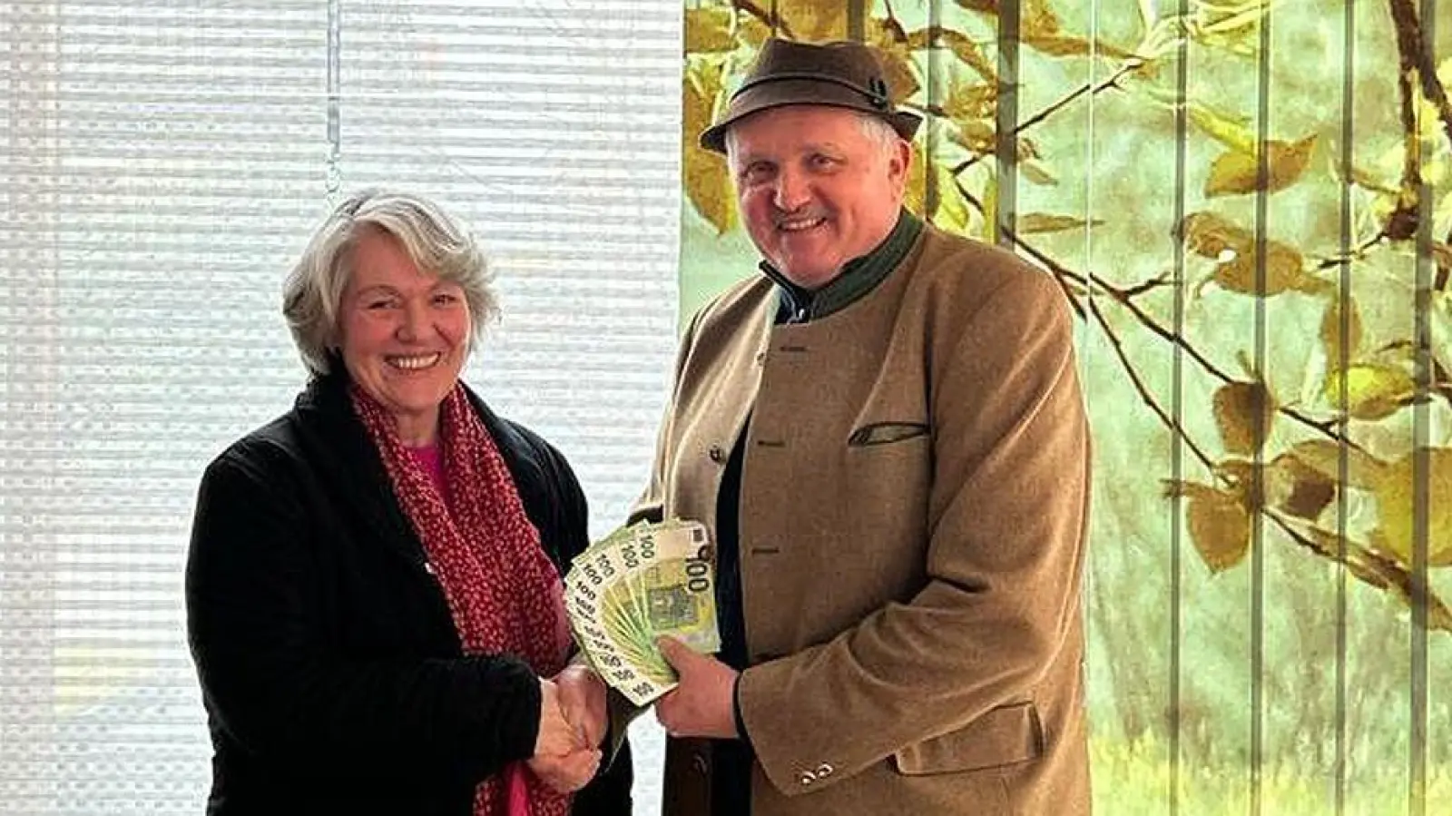 Leonhard Schlögl von den Guichinger Sängern übergab eine Geldspende in Höhe von 1.300 Euro an Irmgard Schleich vom Theotinum Kinderhospiz Dießen-Greifenberg.  (Foto: Guichinger Sänger)