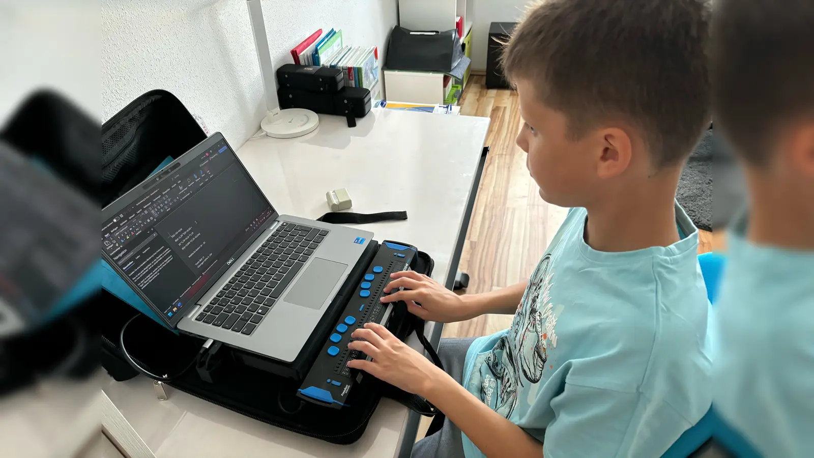 Felix Haas an seinem PC mit Braille Zeile. (Foto: privat)