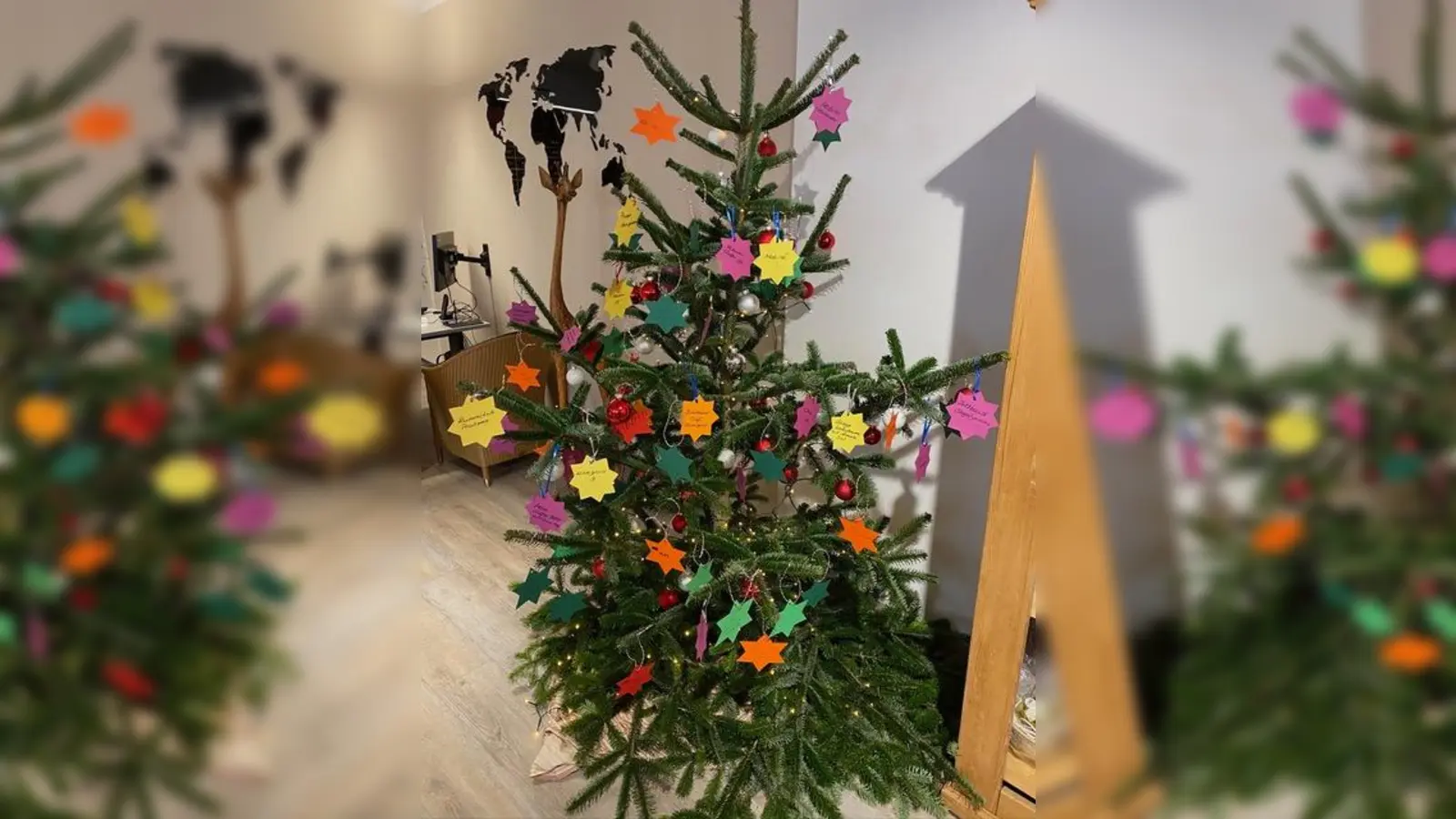 Am „Wunsch-Christbaum“ hingen die einzelnen Wünsche der Senioren, jeweils festgehalten auf einem Stern. (Foto: Malteser Weilheim)